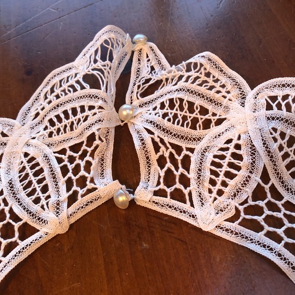 Elegant White Lace Collar - Picture 4 of 6